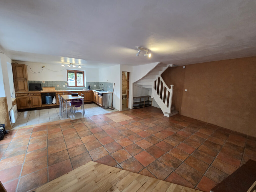 Maison de village avec garage, grange et terrain   Champagn