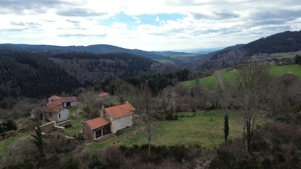 Maison en pierre sur terrain de 18 927 m2 de terrain.