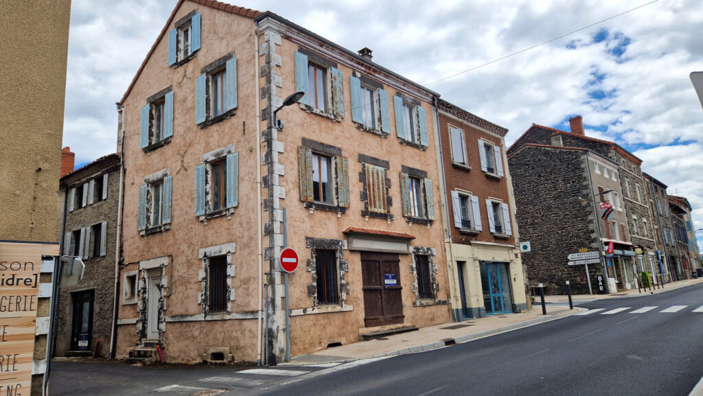 Immeuble de caractère au coeur de Saint-Georges-d’Aurac