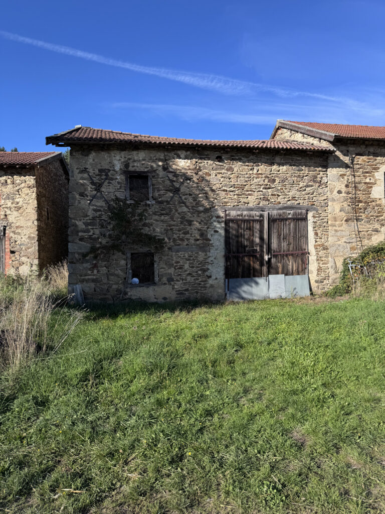 Grange sur 882 m2 de terrain à Saint-Vert