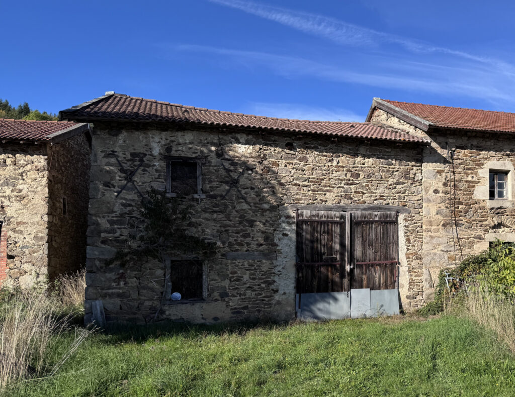 Grange sur 882 m2 de terrain à Saint-Vert
