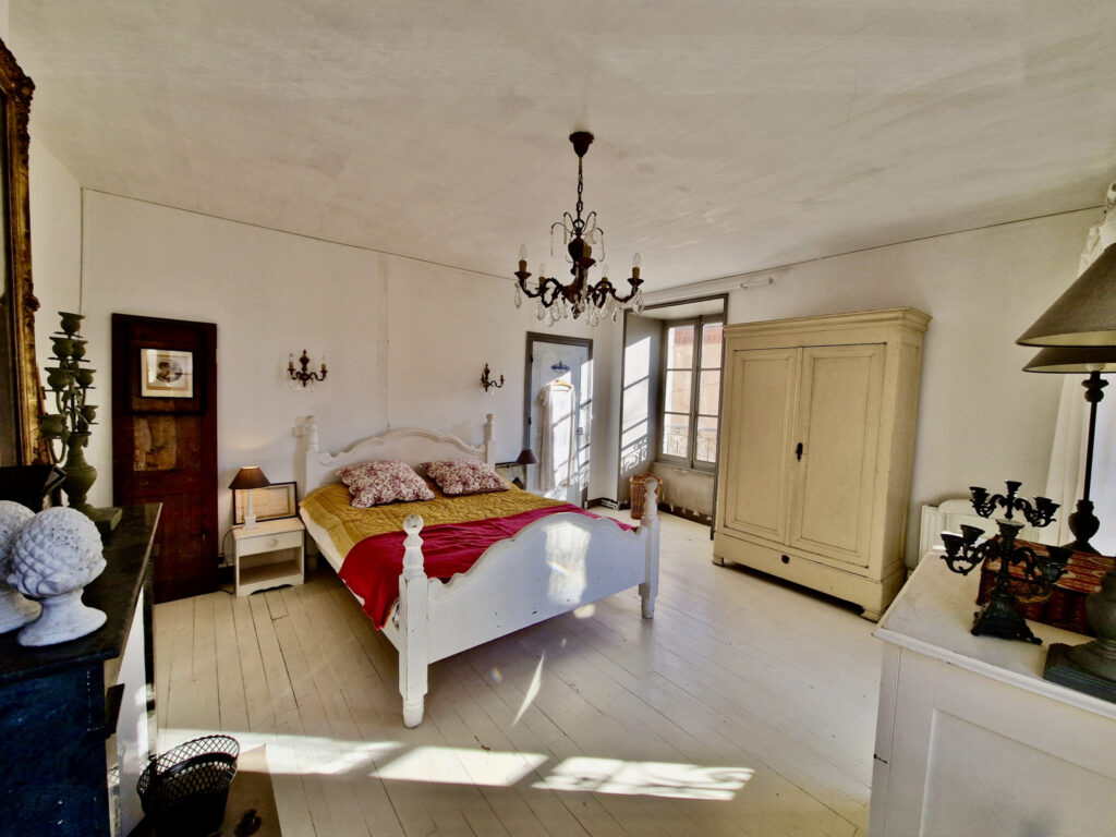 GRANDE MAISON DE VILLAGE 4 CHAMBRES   AUZON