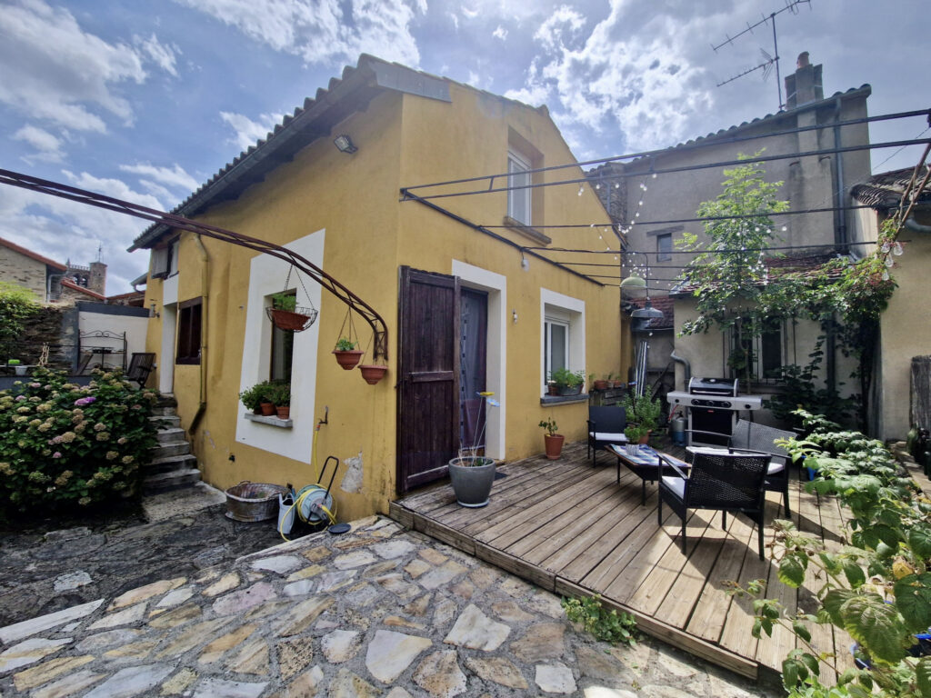 Maison 102m2  avec terrasse et jardin au coeur de Blesle