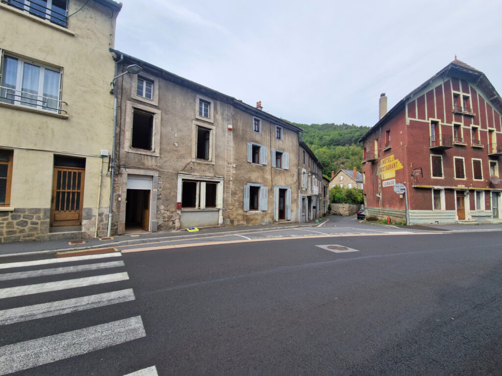 Ferrières-Saint-Mary   Maison de bourg à réhabiliter avec te