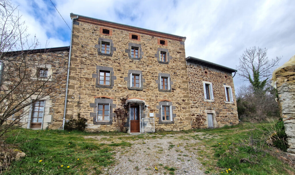 MAISON EN PIERRE   18 927 m2 DE TERRAIN   VUE DÉGAGÉE