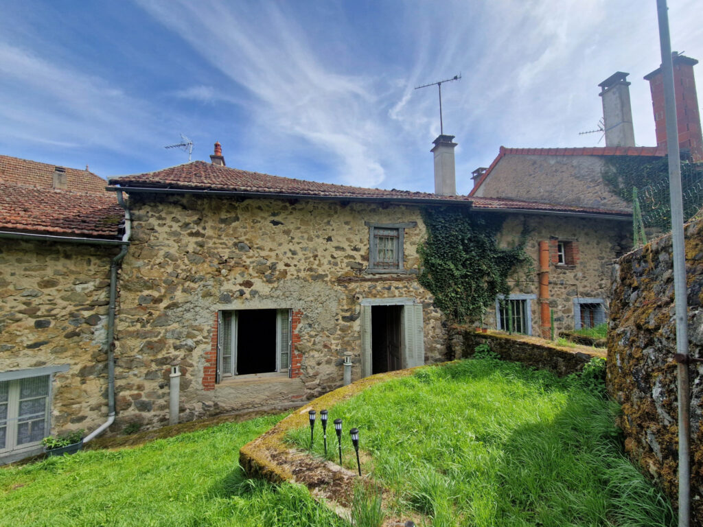 Maison de bourg à rénover   Terrain   Ferrières-Saint-Mary
