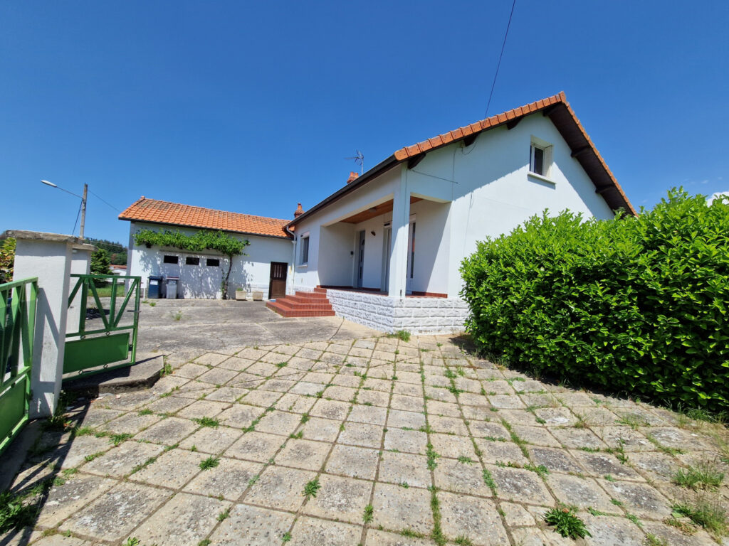 Maison individuelle 4 chambres avec jardin, garage et dépend
