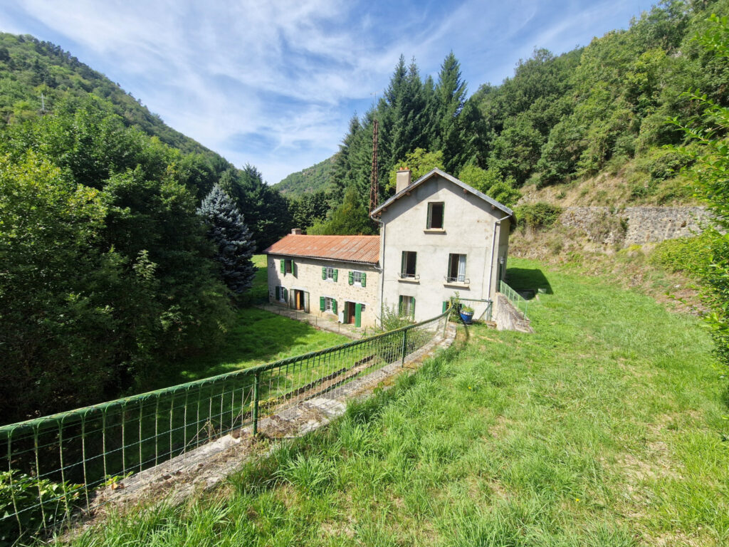 Maison de caractère avec droit d’eau et vaste terrain