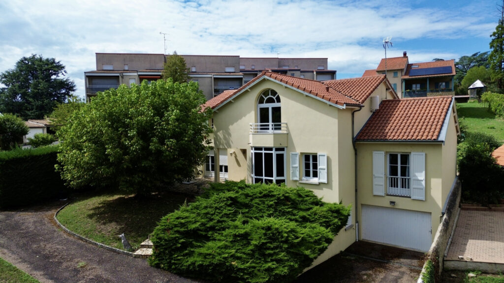 BRIOUDE   MAISON FAMILIALE 206 M2   4 CHAMBRES   TERRAIN 1 0