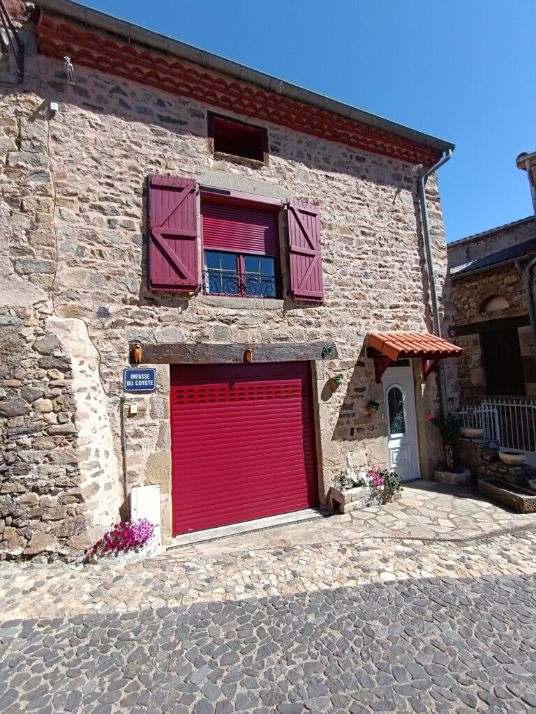 MAISON FAMILIALE   4 CHAMBRES   GRAND GARAGE   JARDIN