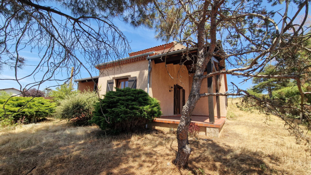Maison de plain-pied avec  terrain clos à Vergongheon