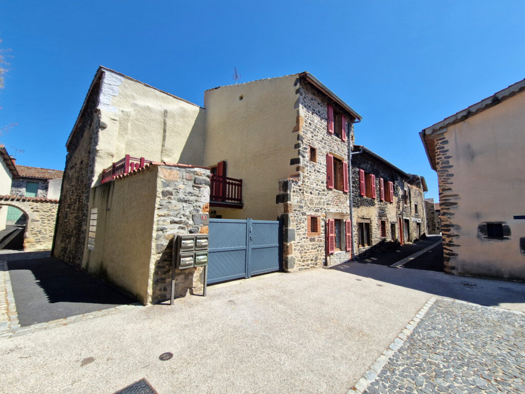 Maison en pierre de caractère au coeur de Lamothe