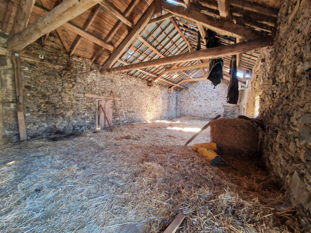 La Chapelle-Laurent   Corps de ferme en pierre à rénover
